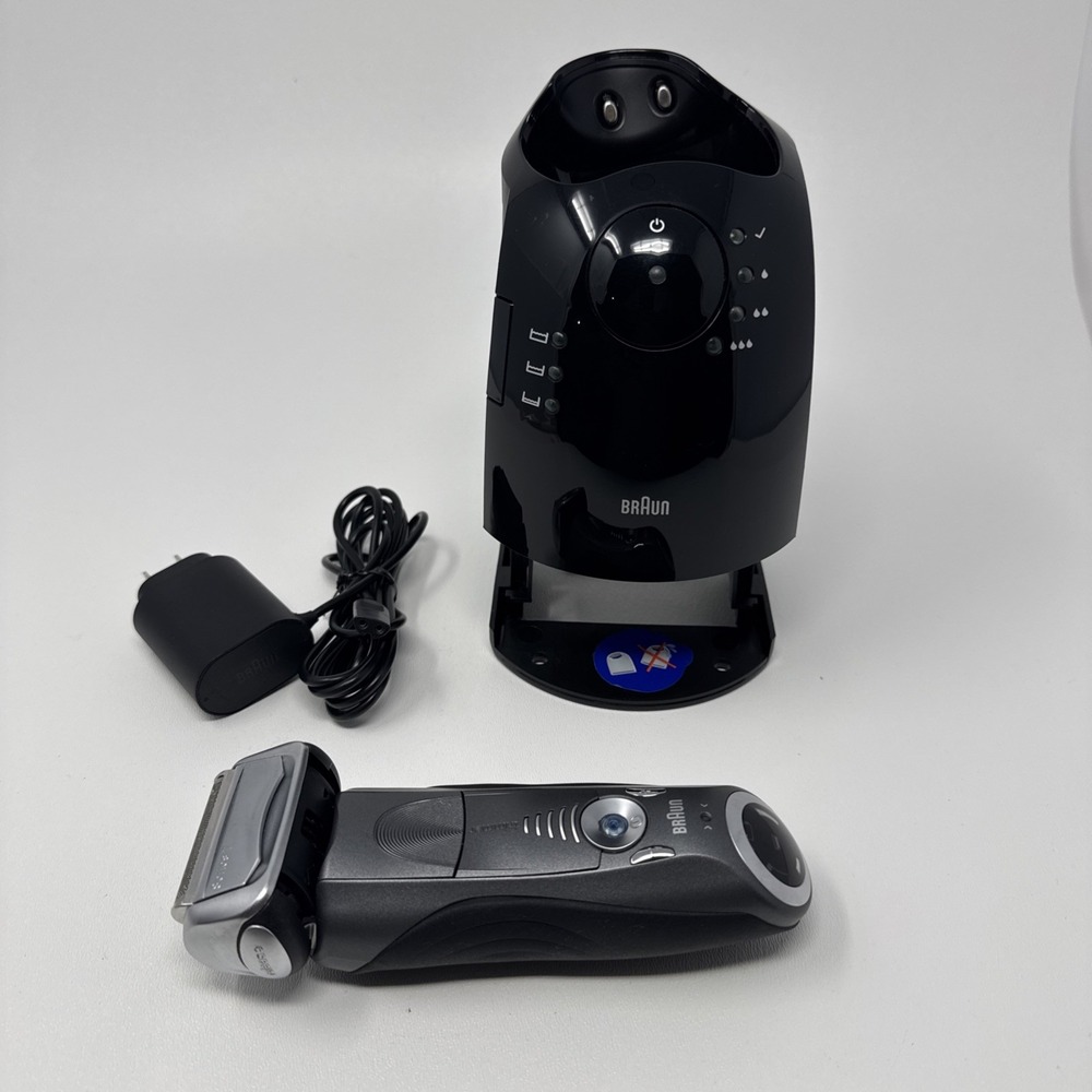 Braun Series 7 Electric Shaver Wet & Dry Type 5696 w/5675 Clean & Charge Station